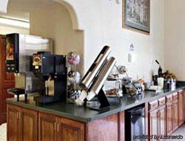 Hotel Super 8 Donna Restaurace fotografie